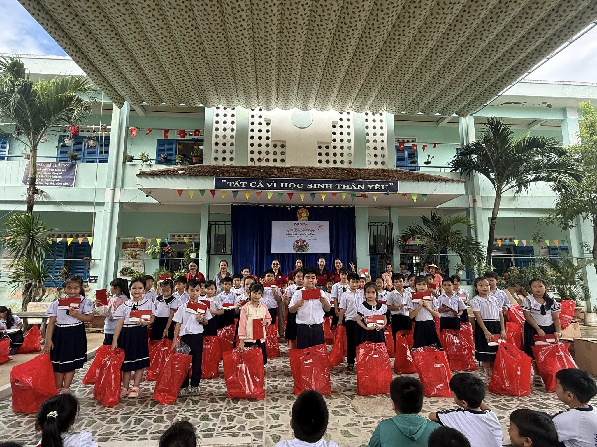 Đi qua bão lũ, gửi lại nắng mai - Hành trình yêu thương của VUS