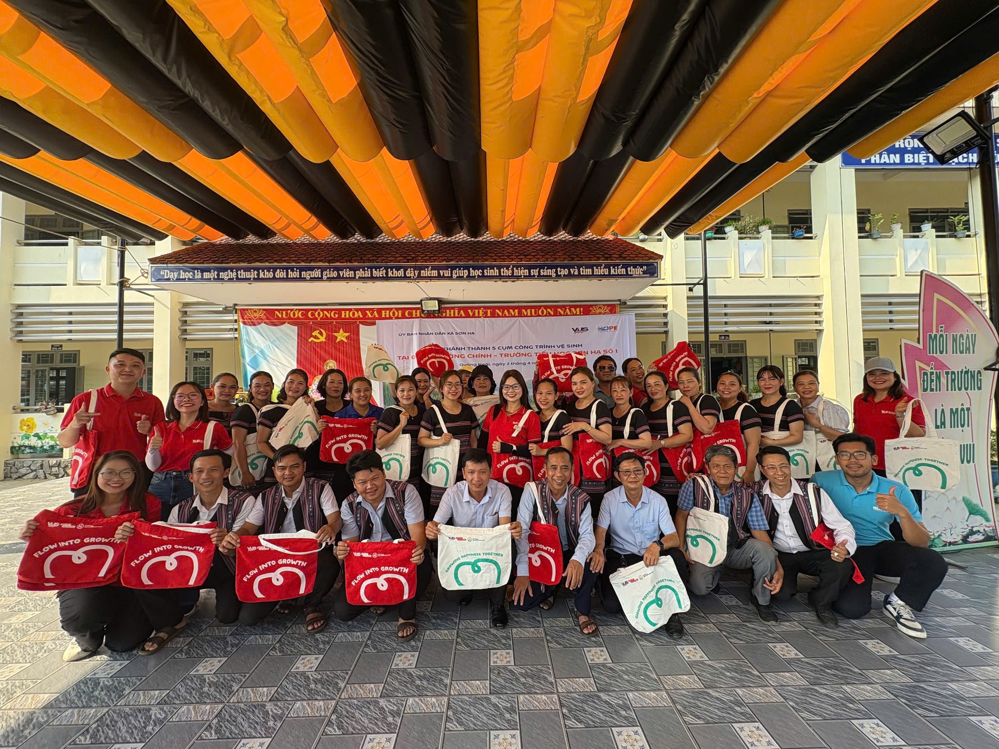 800 EM HỌC SINH VÙNG CAO ĐƯỢC SỬ DỤNG NHÀ VỆ SINH SẠCH MỖI NGÀY 💙